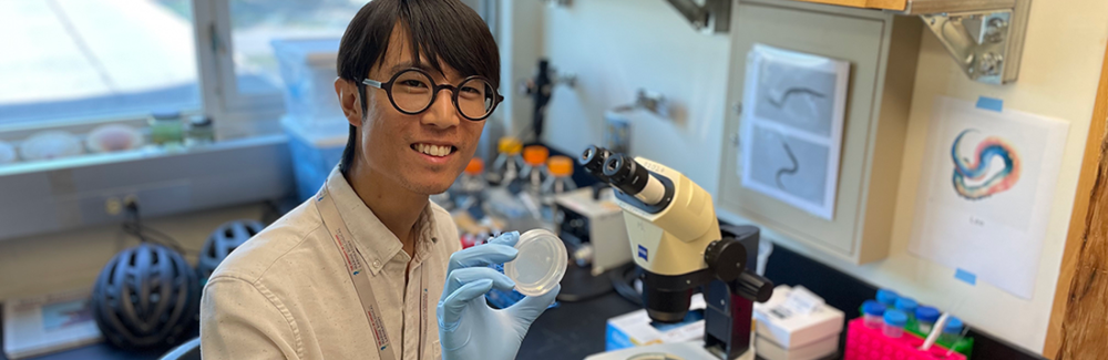 Kavli-Grass Fellow James Lee in a lab at the MBL during the summer of 2023.