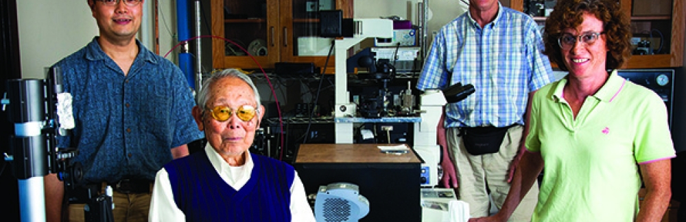 Tomomi Tani (left), Clare Waterman (right) and MBL scientists Shinya Inoué (foreground) and Rudolf Oldenbourg (back).