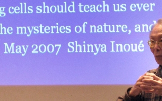 Shinya Inoue lecturing at MBL in 2007 Photo by Dyche Mullins