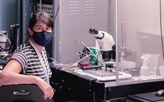 Maya Kaelberer at her microscope