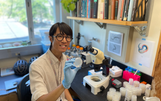 Kavli-Grass Fellow James Lee in a lab at the MBL during the summer of 2023. 