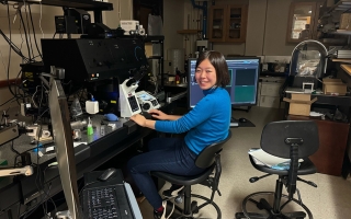 Study co-author Shiori Iida using the OI-DIC miroscope developed by Michael Shribak at MBL. 