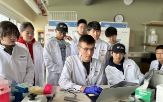 Students from WLSA Shanghai Academy watch DNA being sequenced in real time by ENGAGE-Bio postbaccalaureate scholar Jaden Hansen. Credit: Alex Megerle
