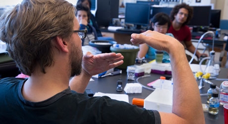 MBL Physiology Course co-director Dyche Mullins of University of California, San Francisco, explains a concept to 2010 students.