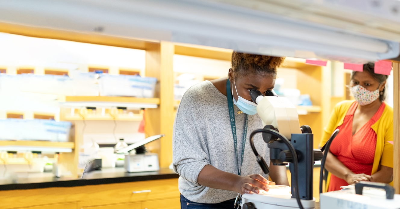 women at microscope