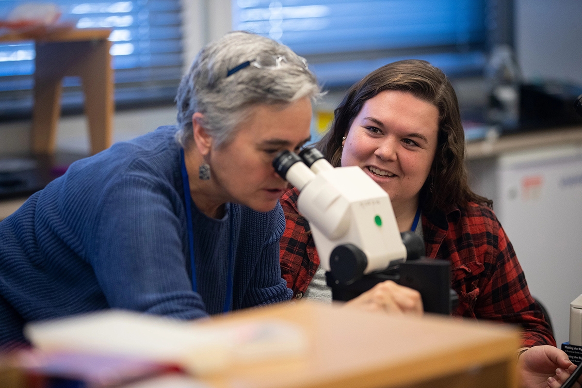 Anne Hart and Kelsey Babcock at microscope