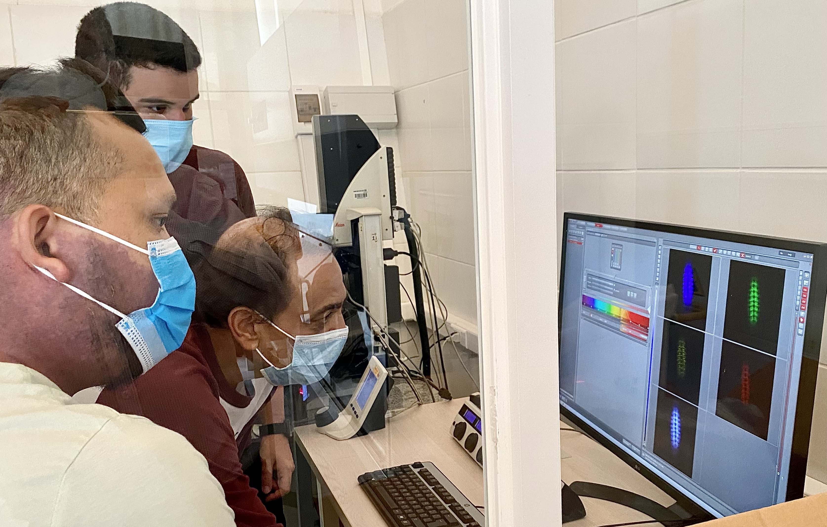 MBL Director Nipam Patel looks drosophila images on a computer screen with two students from the 2023 Developmental Biology Pratical in Quintay Chile. Credit: Roberto Mayor