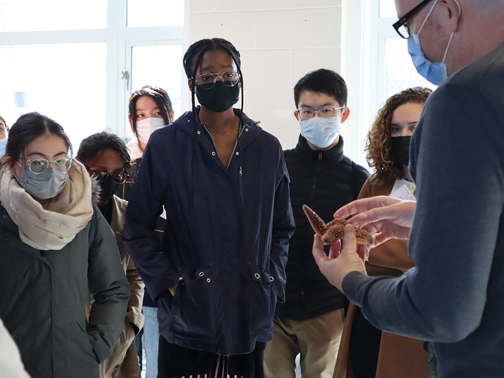 Dave Remsen introduces local species to University of Chicago students on a Career Treks tour to MBL.