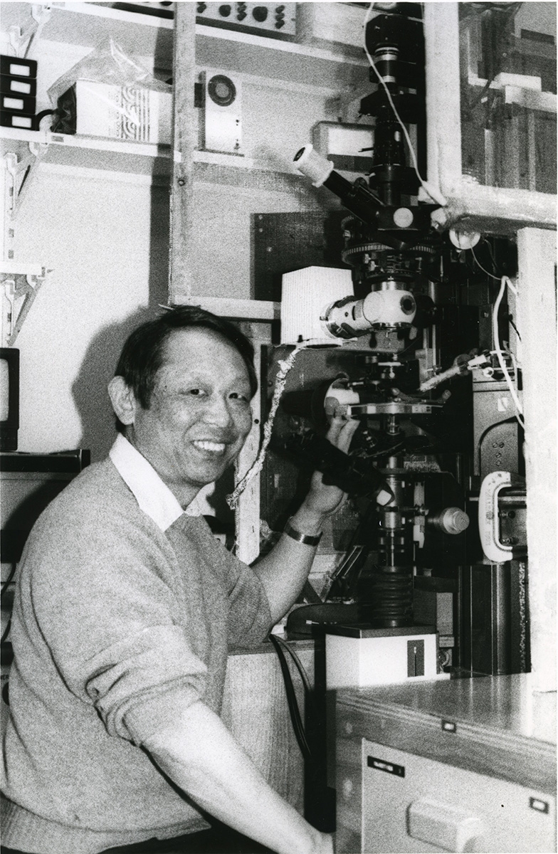 Shinya Inoué at his microscope