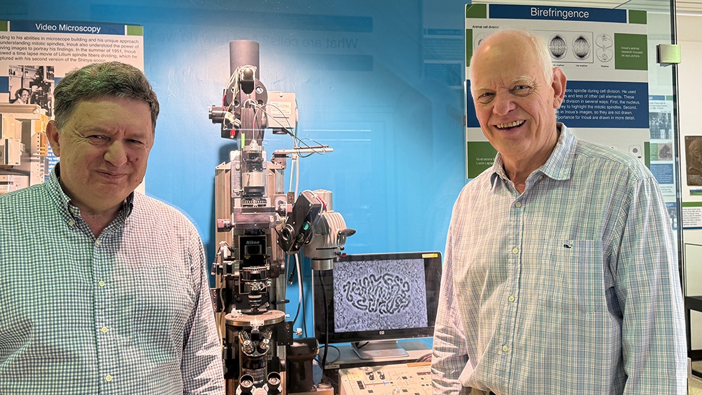 MBL Senior Scientists Michael Shribak (left) and Rudolf Oldenbourg with a microscope designed by the late Shinya Inoué, the Shinyascope.