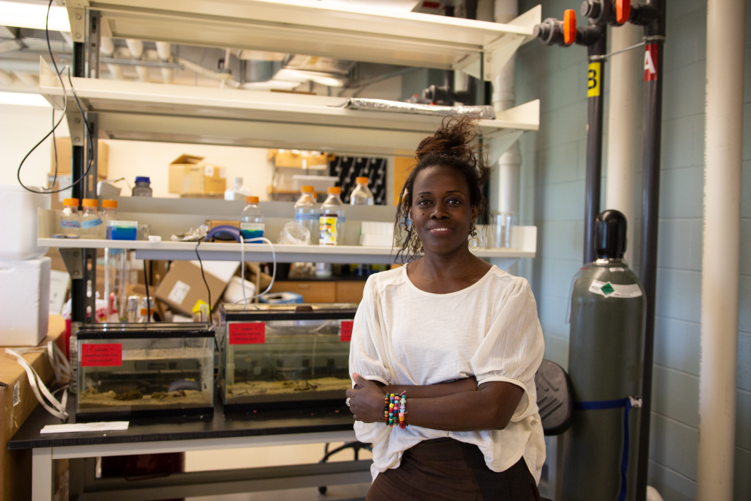 Whitman Fellow Mande Holford in the Whitman Lab. 2022