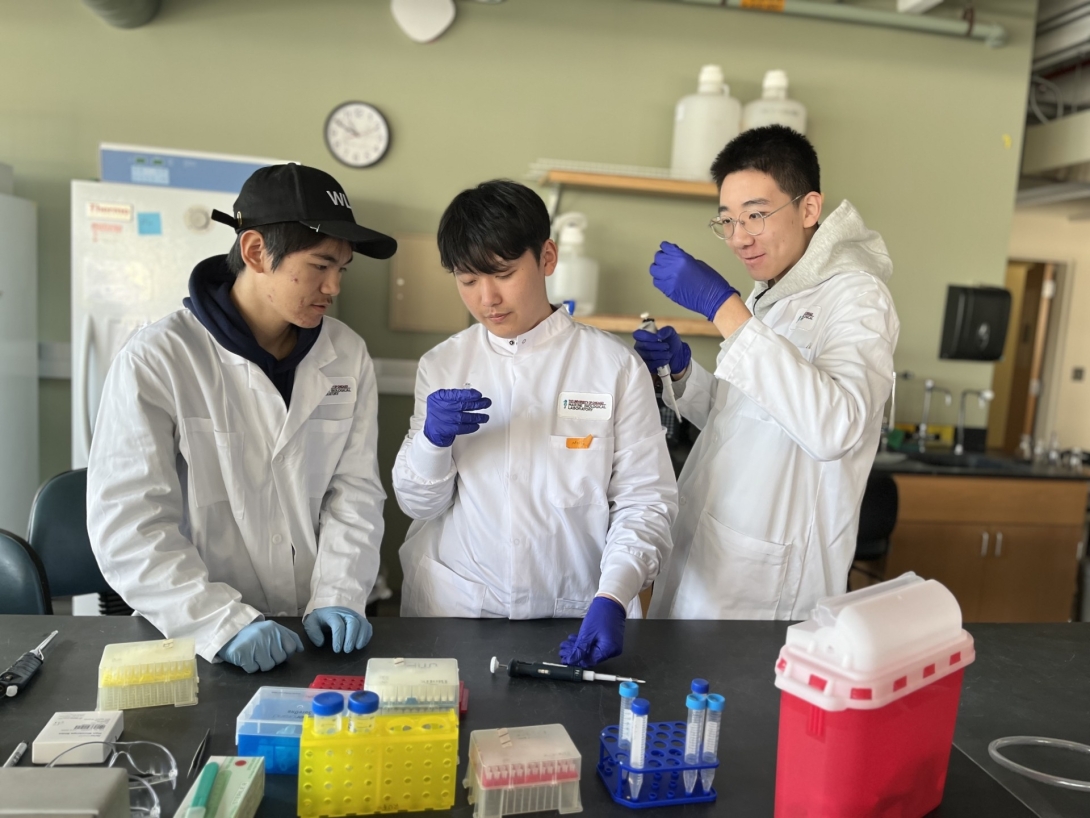 WLSA Shanghai Academy students in the lab